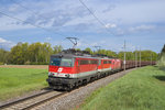 Am 17. April 2016 ist 1142 685 gemeinsam mit 1142 664 sowie 1116 069 mit dem GAG 47407 unterwegs, hier zu sehen bei Klein Weitendorf.