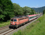 Die blutorange 1142 575 war am 05.07.2016 dem EC  151  Emona  vorgespannt welcher aufgrund der  Wartberger Mure  mit einer Ersatzgarnitur unterwegs war, fotografiert bei Mautstatt.