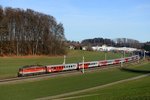 Ein kleine Variation der schon vor ein paar Tagen angefertigten Aufnahme vom M 79030 in der Kurve bei Axdorf. Zuglok war am 21. Dezember 2013 erneut die ÖBB 1142.644. Welche Version besser gefällt, mag der geneigte Betrachter entscheiden.