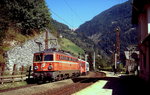 Mit einem Regionalzug verlässt die 1142 533-7 im September 1998 den Bahnhof Kaponig. Früher hieß der Bahnhof Obervellach, mit dem gleichnamigen, einige húndert Meter tiefer liegenden Ort verband ihn eine Seilbahn. Heute liegen hier keine Gleise mehr.