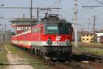 1142 693 mit Schlierengarnitur (R 3013) bei der Einfahrt in den  Bahnhof Wels am 12.