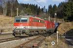 1142 626 + 1116 120 mit Güterzug haben am 21.11.2016 den Semmering-Haupttunnel verlassen und rollen Richtung Mürzzuschlag.