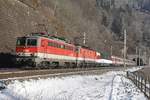 1142 589 + 1144 066 mit EC164 (Graz - Zürich) beim Galgenbergtunnel am 24.01.2017. Als erste Wagen ist der SBB-Panoramawagen erste Klasse zu sehen. Der übrige Zug besteht aus ÖBB-Wagen.