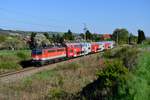 Am 20. April 2016 war der REX 2118  WaldviertelSprinter  von Wien Franz-Josefs-Bahnhof nach Gmünd NÖ zu meiner Freude mit der gut gepflegten 1142.653 bespannt. Bei Glaubendorf durchfährt der Zug die frühlingshafte Landschaft des niederösterreichischen Weinviertels. Ihren dynamischen Namen verdankt die Verbindung der Tatsache, dass der erste Halt nach Wien erst in Eggenburg stattfindet.