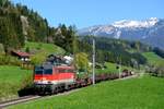 Eine 1142 solo vor einem Güterzug kommt schon seit geraumer Zeit selten vor. Allerdings läuft das Geschäft bei Rail Cargo Austria im Moment nicht schlecht, so dass bei den ÖBB Fahrzeugmangel herrscht und einige abgestellte 1142-er wieder reaktiviert wurden. Und so kommt es auch zu Einsätzen, wie am 21. April 2016 bei Gleinkerau dokumentiert, als 1142.618 einen kurzen gemischten Güterzug in Richtung Selzthal brachte.