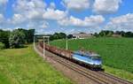 1142 646 mit einem Güterzug am 26.06.2021 bei Neumarkt-Kallham.