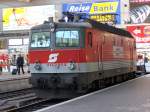 BR 1144 208-4 (Rail Cargo Austria) kam mit einem Inter City am Mnchner Hbf an und stand dann bereit zur Ausfahrt. Aufgenommen am 27.10.05