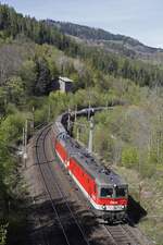 1144 068 und 1144 092 ziehen am 25.04.2017 einen Güterzug beim Steinbauertunnel über den Semmering.