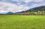 1144 075-9 fährt mit dem D 735, auf der Fahrt von Villach Hbf nach Lienz, bei Berg im Drautal vorüber.
Aufgenommen am 1.5.2017.