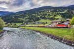 1144 088-2 durchfährt mit einem Mischer die Haltestelle Berg im Drautal.
Aufgenommen am 2.5.2017.