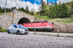 Beim Fotoauftrag darf die Eisenbahn natürlich auch nicht fehlen.
Gerade tauchten 1144 016-3 und 1116 077-9 mit einem KLV, bei Obervellach, aus dem Ochenigtunnel auf.
Aufgenommen am 14.5.2017.