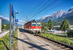 1144 245-8 durchfährt mit den D 735 (Villach Hbf - Lienz) die Haltestelle Lienz-Peggetz.
Aufgenommen am 18.5.2017.