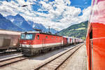 1144 044-5 steht mit einer Radlzug-Garnitur im Bahnhof Lienz.