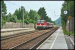 Die 1144 281 fhrt mit einem Regionalzug in den Bahnhof Kiefersfelden ein.