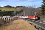 Im frisch ausgeschnittenen Streckenabschnitt hinter Klamm/Sch.,hat man jetzt auch die Möglichkeit,den 142m langen Wagnergraben-Viadukt mit aufs Bild zu bekommen,wie hier mit dem EC-158 und der