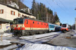 Schachbrett 1144.117 wartet mit EC-151 im Bhf.Semmering auf den Abfahrbefehl,während 4744.039 die Wende als Reg. nach Payerbach/R. vollzieht. 27.1.18