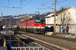 1144 034-6 und 006-4 mit ihrem Güterzueg am Nachmittag des 13.2.18 bei der Durchfahrt Dornbirn-Haselstauden in Richtung Dornbirn.