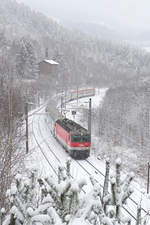 Bei dichten Schneetreiben fährt 1144.214 mit EC-151 kurz vor dem Steinbauer-Tunnel am Eichberg bergwärts.