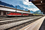 1144 037-9 und 1144 224-3 warten mit einem Güterzug, im Bahnhof Lienz, auf die Abfahrt nach Villach.
Aufgenommen am 23.4.2018.