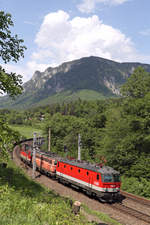 Dreifachlokzug bestehend aus der neuen 1144.270+1142.575+667 vor dem von einen mächtigen Gewitterkopf überragenden Saurüssel bei Payerbach/R.