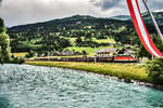 1144 281-3 durchfährt mit einem Güterzug, auf der Fahrt nach Villach, die Haltestelle Berg im Drautal.