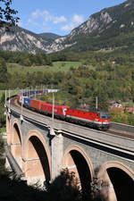 Container-GAG-41171 mit 1144.122+1116.046 am Schwarzatal-Viadukt in Payerbach am 4.10.18