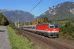 Grosse Freude bereitete ein Lp.nach Klagenfurt mit 1144.097 der als Lokbespannter Schnellzug durchgeht bei Payerbach am 5.10.18