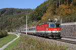 EC-158,einer der wenigen Lokbespannten Züge auf der Südbahn,fährt mit 1144.208 am 12.10.18 durch den Einfahrts-S Bogen in Gloggnitz.