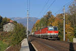 Der 1600t schwere G-91029 fährt in herrlichster Herbststimmung mit 1144 dreifachbespannung durch 205+041+286 beim Payerbachgraben-Viadukt am 13.10.18 bergwärts.