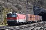 ÖBB 1144.201 hat am 30.03.2018 mit einem gemischten Güterzug den Schattenburgtunnel verlassen und fährt in den Bahnhof Feldkirch ein.