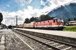 1144 288-8 durchfährt mit einem Güterzug nach Lienz, den Bahnhof Oberdrauburg.