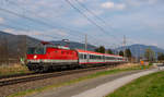 Die ÖBB 1144 283 hat ihr Pfatsch wieder bekommen! Sie ist hier mit IC 518 von Graz Hbf nach Innsbruck unterwgs und konnte bei Niklasdorf afugenommen werden, 03.04.19.
