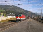 Sankt Johann im Pongau durcheilt am 20.10.2005 die 1144 262-9 mit ihrem Güterzug in Richtung Süden.