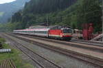 Mit dem EC158  Croatia  durcheilt am 27.5.2019 die 1144 092 den Bahnhof Wartberg im Mürztal in Richtung Mürzzuschlag.
