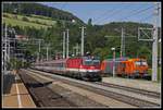 1144 245 mit EC159 fährt am 5.06.2019 durch den Bahnhof Breitenstein. Am Nebengleis ist die RTS 247 902 für die nächsten Bauzugeinsätze abgestellt.