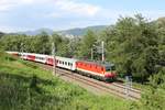 Am 13.6.2015 führt die 1144 117 einen Ersatzzug für den EC217 von Salzburg Hbf nach Graz Hbf hier kurz hinter der Haltestelle Stübing bei den  Stübinger Bögen 
Normal wird dieser Zug von einer DB 101er und DB IC-Wagen geführt.