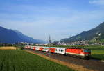 Rar sind sie geworden, die Einsätze von CityShuttle-Wendezuggarnituren auf der Unterinntalbahn. Waren es im letzten Jahr noch drei solcher Garnituren, die täglich von Innsbruck in Richtung Wörgl verkehrten, sind es seit Dezember nur mehr zwei. Umso erfreulicher, dass sie recht häufig mit Loks der Baureihe 1144 bespannt sind. Am wunderschönen Sommerabend des 25. Juni 2019 schiebt die 1144 044-5 den REX 5317 (Innsbruck Hbf - Kufstein) bei Vomp in Richtung Osten und konnte im goldenen Abendlicht vor der Kulisse der Silberstadt Schwaz in herrlicher Altbaustrecken-Atmosphäre aufgenommen werden.