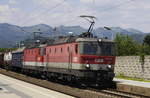 Eine ÖBB-1144-Doppeltraktion mit 1144 200 an der Spitze durchfährt mit einem bunt gemischten Güterzug den Hp Judendorf-Straßengel an der Strecke Bruck - Graz.