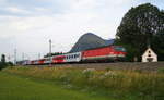 Pure Eisenbahnromantik auf der Unterinntalbahn: 1144 217 schiebt den REX 5317 (Innsbruck Hbf - Kufstein) bei Brixlegg an der Hagauer Antoniuskapelle vorbei durch die sommerliche Idylle.