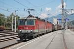 Mit einem gemischten Güterzug aus Wolfurt fuhr am Mittag des 30.06.2018 die 1144 033 zusammen mit 1144 105 durch den Bahnhof von Feldkirch in Richtung Arlberg.
