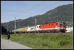 1144 058 und 183 718 ziehen am 20.09.2019 einen Güterzug bei Kapfenberg durchs Mürztal.