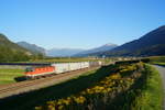 1144 029 mit einem kurzen Güterzug Richtung Vorarlberg am 04.09.2019 bei Flaurling.