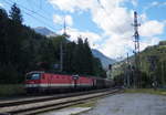 1144 243 + 1144 029 mit einem Güterzug nach Hall in Tirol in Strengen, 12.09.2019.