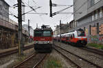 ÖBB 1144.287 erreicht am 14.10.2019 Wien Mitte, während 4746.546 die Station in Gegenrichtung verlässt. Mein Standort: Bahnsteigende CAT-Terminal