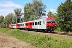 Am Nachmittag des 13.8.2016 fährt die 1144 089 mit einem CityShuttle angeführt von 80-73 106 als R4125 kurz hinter Wildon in Richtung Spielfeld-Straß.
Leider fahren auf der Südbahn südlich von Graz kaum noch Wendezüge. Diese wurden fast gänzlich von den Cityjets abgelöst.