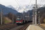 1144 279 hat mit seinem Ganzzug am Vormittag des 23.02.2020 gerade eben die italienisch-österreichische Grenze überquert und durchfährt den Bahnhof Thörl-Maglern auf seinem Weg nach Norden.