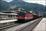 Wegen Personalwechsels legt am 25.06.07 die Innsbrucker 1144 217 einen kurzen Halt auf Gleis 1 des Bahnhofes Kufstein ein.