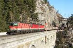 Drei mal BR 1144 mit einem Güterzug, unterwegs auf der Semmeringbahn am 36 Meter hohen Krauselklause-Viadukt, konnten am 08.02.2020 fotografisch festgehalten werden.