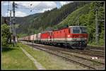 1144 063 + 1144 095 fahren am 3.06.2020 mit einem Güterzug durch den Bahnhof Wartberg im Mürztal.