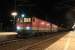 Wegen einer Baustelle in Ternitz ist der  Puntigamer Ölzug  RID57709 von Stadlau nach Graz Vbf bespannt mit 1144 095 und 1144 204 in Neunkichen zum stehen gekommen und wartet spät in der